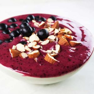 Blackcurrant smoothie bowl