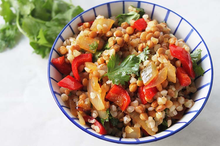 Linzen Met Gegrilde Uien En Paprika Salade
